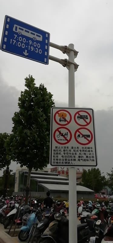 鄭州150余塊交通禁行標(biāo)牌已在14條嚴(yán)管示范街設(shè)置到位